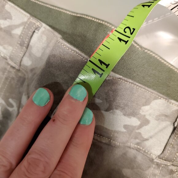 Spanx Stretch Twill Shorts In Green Camouflage Women's Size Large NWT - Picture 4 of 14